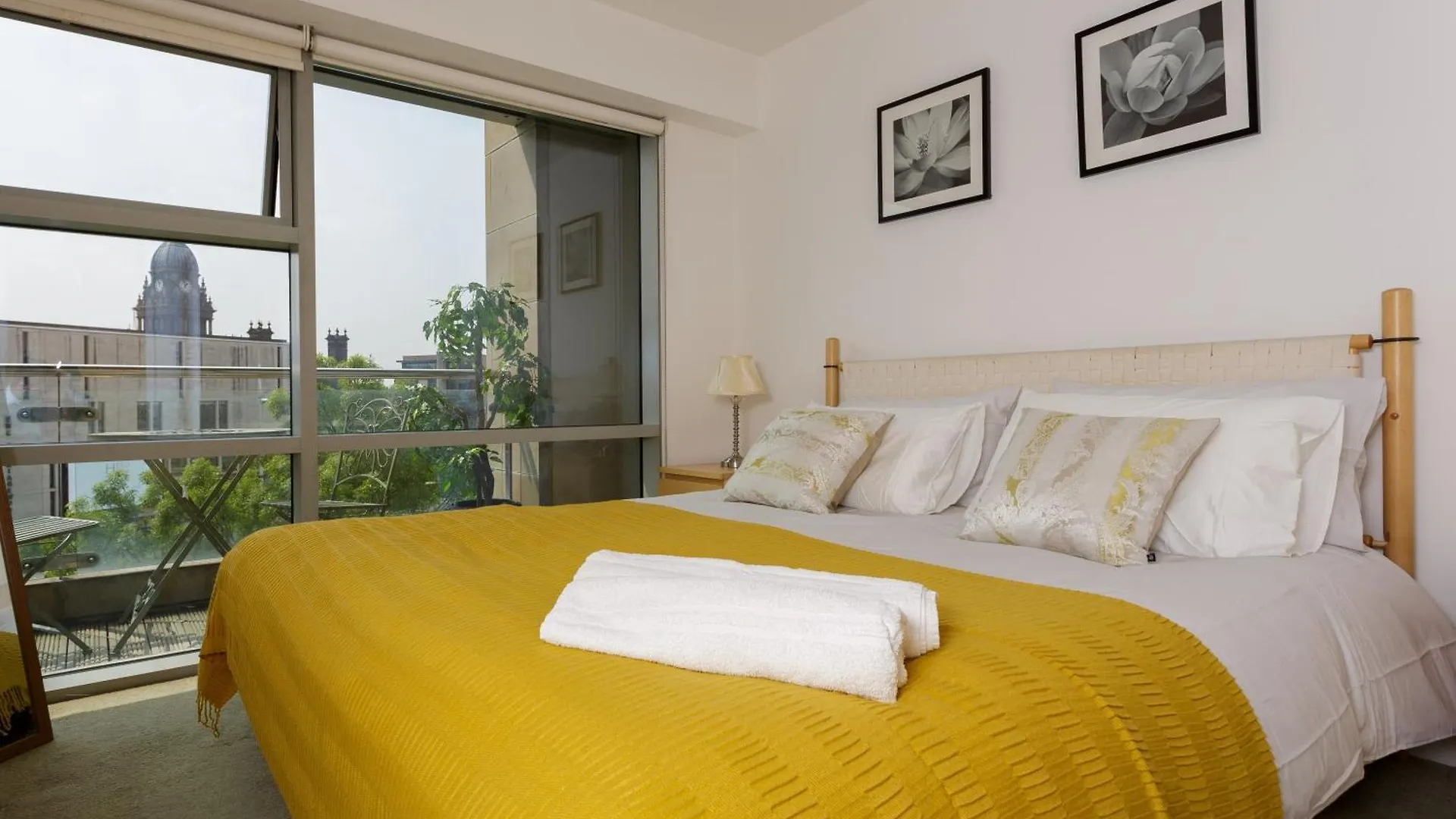 Live In Leeds Millenium Square Apartment Великобритания